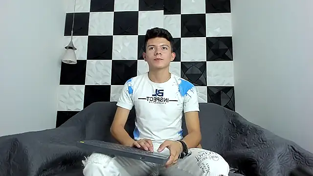 Snapshot of AndyFame1 chatting on September 15, 7:04 pm AndyFame1 online show from September 15, 7:04 pm
