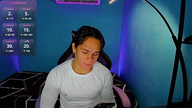 Snapshot of Maximiliano_scoott__ chatting on October 3, 6:46 pm Maximiliano scoott   online show from October 3, 6:46 pm