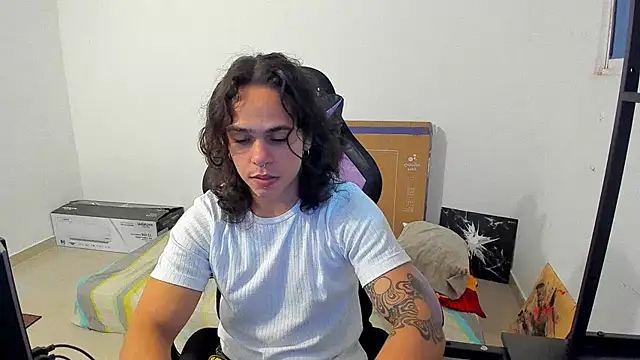 Snapshot of Maximiliano_scoott__ chatting on October 26, 4:36 am Maximiliano scoott   online show from October 26, 4:36 am