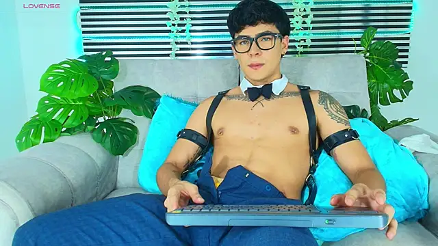 CamiiGuzmanX online show from April 21, 10:05 pm