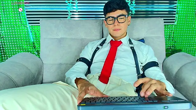 CamiiGuzmanX online show from March 27, 9:38 pm