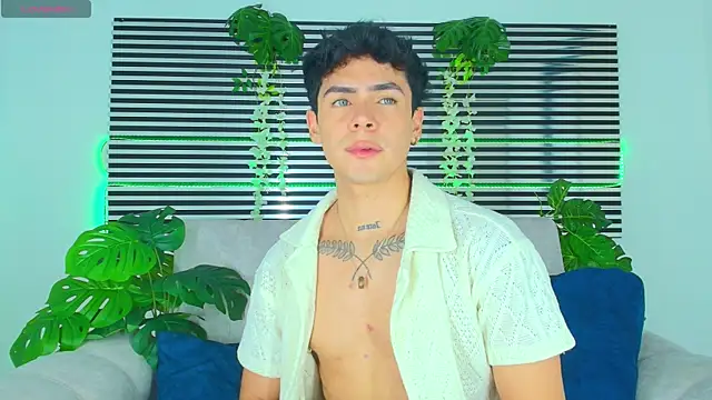 CamiiGuzmanX online show from April 24, 8:33 pm