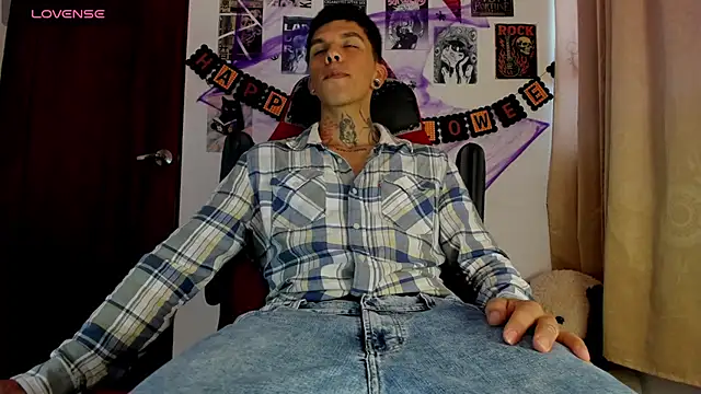 Snapshot of Savajelust chatting on October 17, 11:47 am Savajelust online show from October 17, 11:47 am