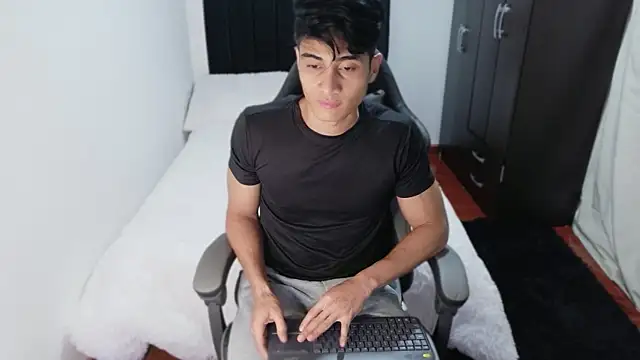 Snapshot of stylish_men chatting on October 15, 11:23 pm stylish men online show from October 15, 11:23 pm