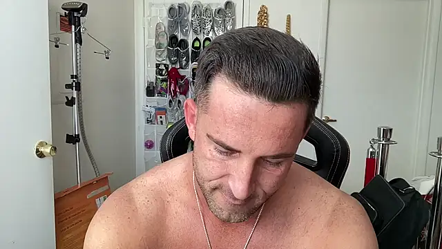 brettmycles28 online show from June 4, 4:46 pm