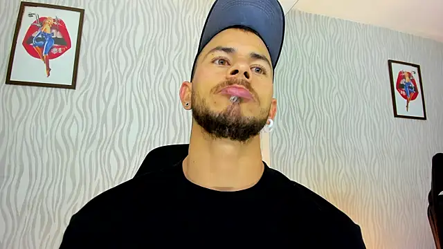 Snapshot of dylan_jacobx chatting on October 18, 3:33 am dylan jacobx online show from October 18, 3:33 am