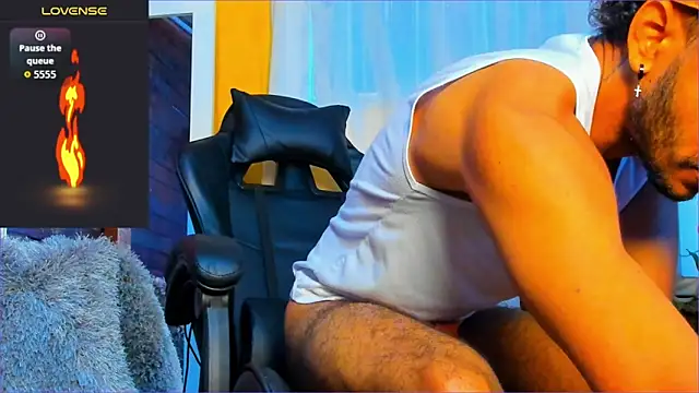 Snapshot of Alex_bigcock11_ chatting on October 16, 11:18 am Alex bigcock11 online show from October 16, 11:18 am