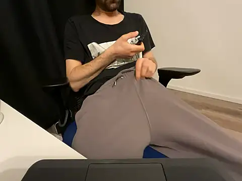 Frankieyyy1 online show from April 24, 10:45 pm