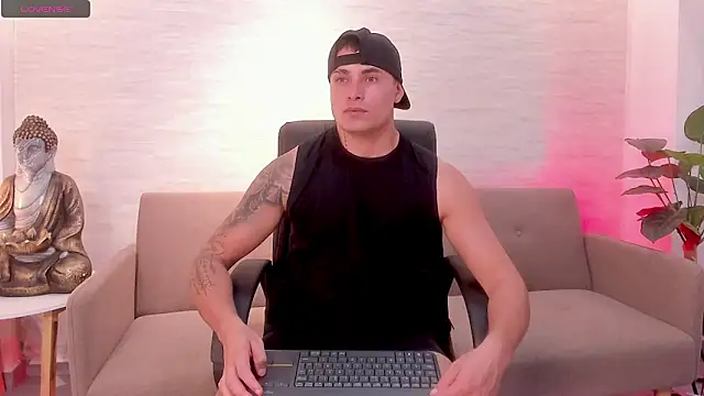 connorsmiith online show from April 15, 9:42 am