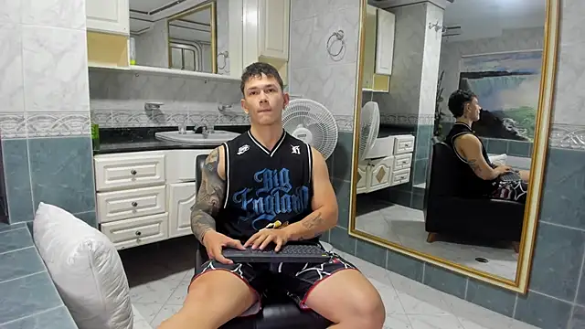 Snapshot of Thomas_moon chatting on September 12, 12:16 pm Thomas moon online show from September 12, 12:16 pm