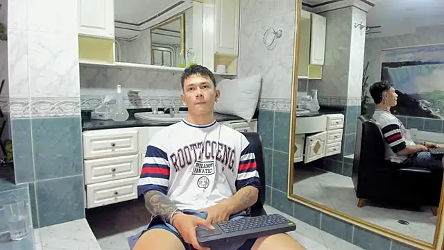 Snapshot of Thomas_moon chatting on September 24, 12:25 pm Thomas moon online show from September 24, 12:25 pm