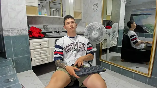 Snapshot of Thomas_moon chatting on September 13, 12:50 pm Thomas moon online show from September 13, 12:50 pm