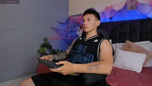 Snapshot of Thomas_moon chatting on October 16, 12:46 pm Thomas moon online show from October 16, 12:46 pm
