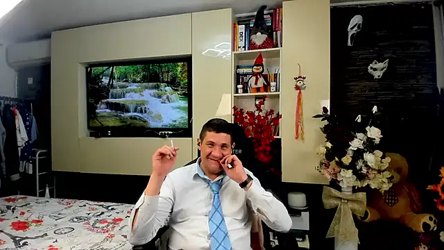 SpartacusDaddy48 online show from April 18, 8:31 pm