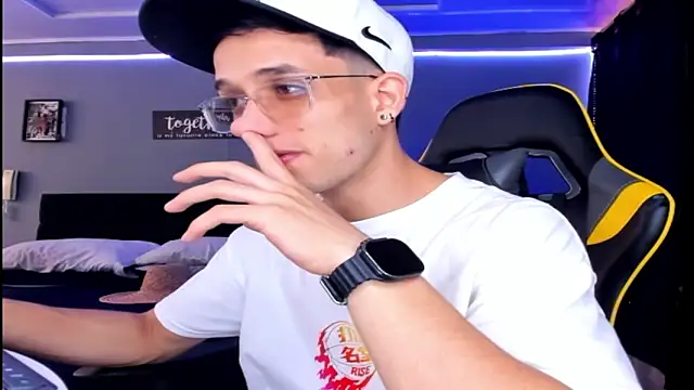 Snapshot of alexgiraldo__ chatting on October 9, 1:16 pm alexgiraldo online show from October 9, 1:16 pm