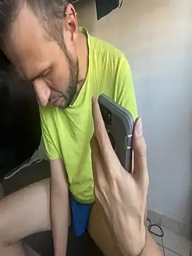 Snapshot of Alexitho25 chatting on October 6, 10:03 pm Alexitho25 online show from October 6, 10:03 pm
