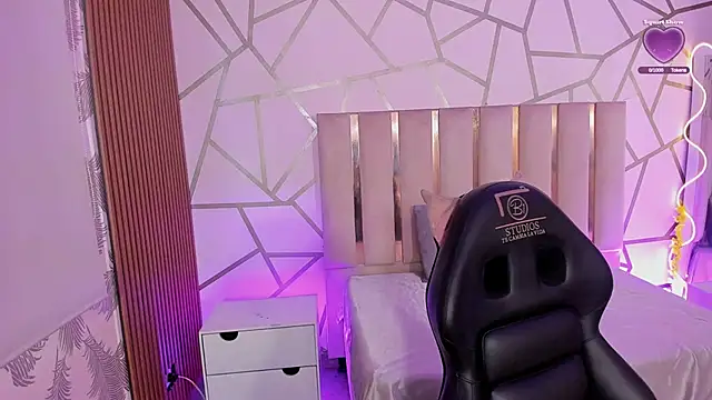 CYRUS TAY online show from April 26, 11:51 am