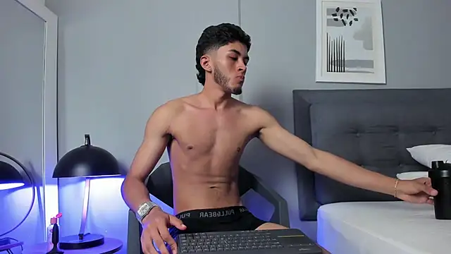 Tylerffoxx online show from March 15, 10:16 pm