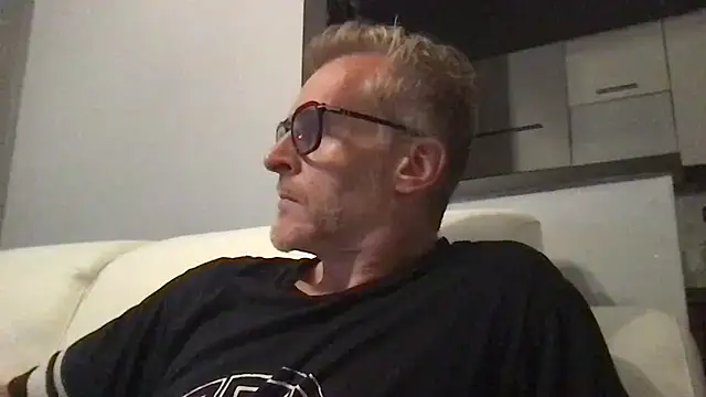 Axl hot online show from June 8, 7:37 pm