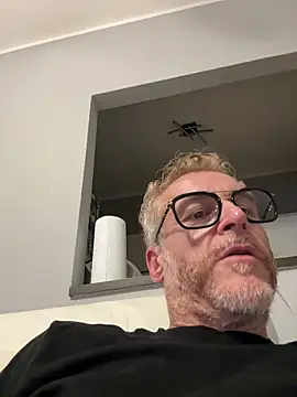 Axl hot online show from April 17, 10:12 pm