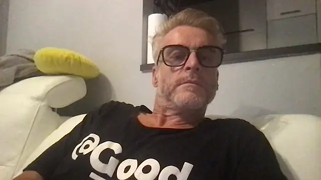Axl hot online show from July 22, 10:24 pm