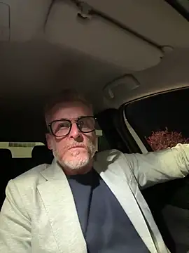 Axl hot online show from April 24, 8:55 pm