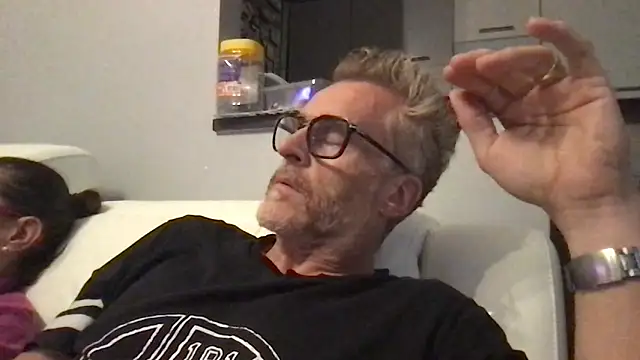 Axl hot online show from June 6, 7:20 pm