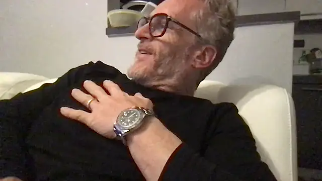 Axl hot online show from April 19, 8:33 pm