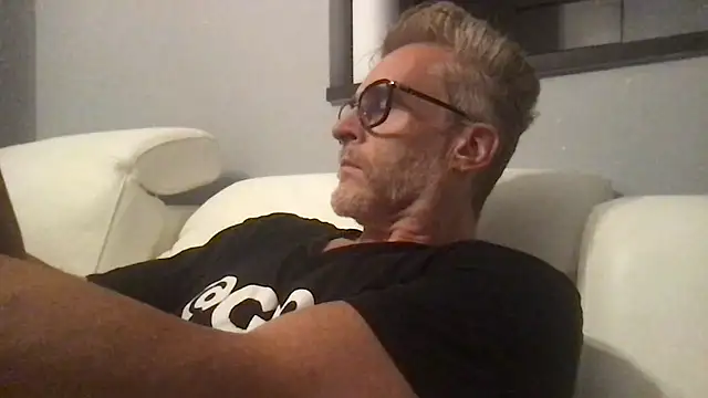 Axl hot online show from July 20, 8:32 pm