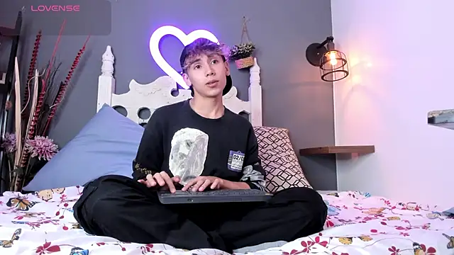 Twinkie Hung online show from September 8, 2:16 pm