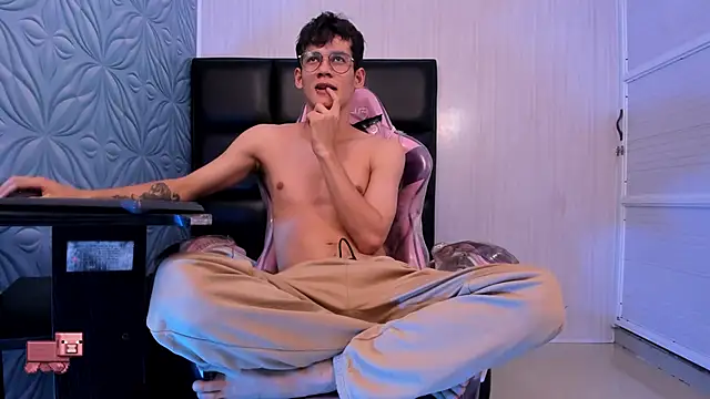 Snapshot of LittleMax23 chatting on September 20, 2:06 pm LittleMax23 online show from September 20, 2:06 pm