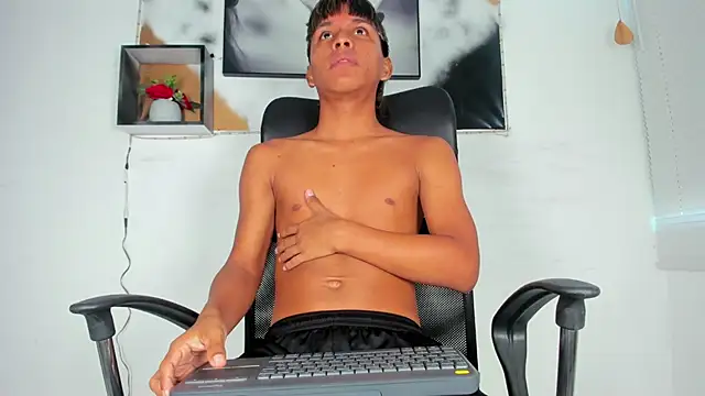 Snapshot of tyler_twink_boy chatting on October 7, 1:26 pm tyler twink boy online show from October 7, 1:26 pm