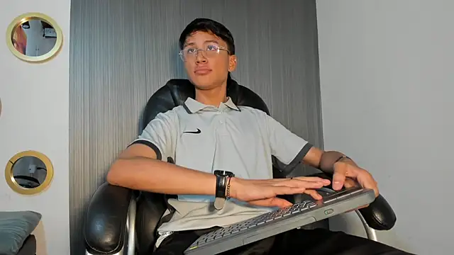 Snapshot of Daddy_Darcks chatting on October 15, 7:54 pm Daddy Darcks online show from October 15, 7:54 pm