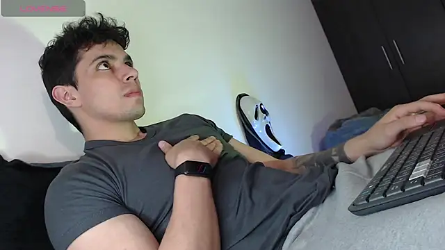 yourfavoriteboy   online show from October 16, 9:23 pm