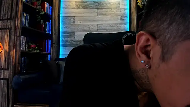 Donovan Desmond online show from December 3, 8:15 pm