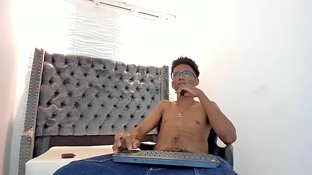 Snapshot of nero_reyd chatting on September 18, 7:38 pm nero reyd online show from September 18, 7:38 pm