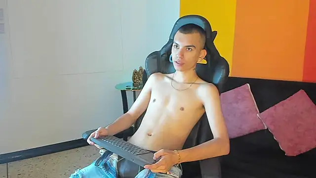 RowanCley online show from November 8, 12:41 pm