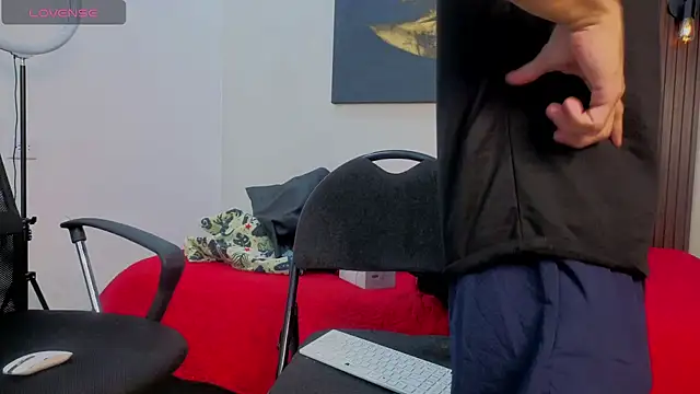 Snapshot of DylanGuss chatting on October 16, 12:13 pm DylanGuss online show from October 16, 12:13 pm