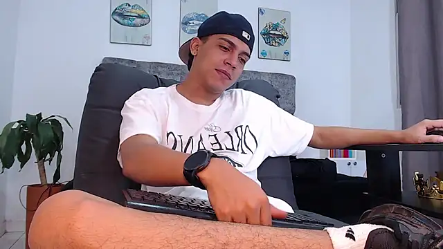 Snapshot of david_santos16 chatting on October 18, 4:17 am david santos16 online show from October 18, 4:17 am