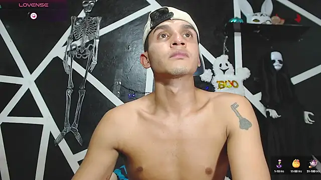 Snapshot of Angel_latinboy chatting on October 16, 10:18 pm Angel latinboy online show from October 16, 10:18 pm