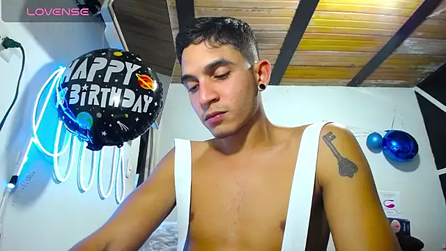 Snapshot of Angel_latinboy chatting on March 20, 11:12 pm Angel latinboy online show from March 20, 11:12 pm