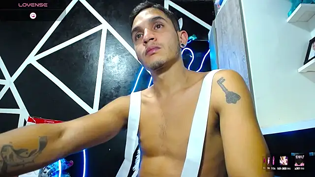 Snapshot of Angel_latinboy chatting on February 24, 10:14 pm Angel latinboy online show from February 24, 10:14 pm