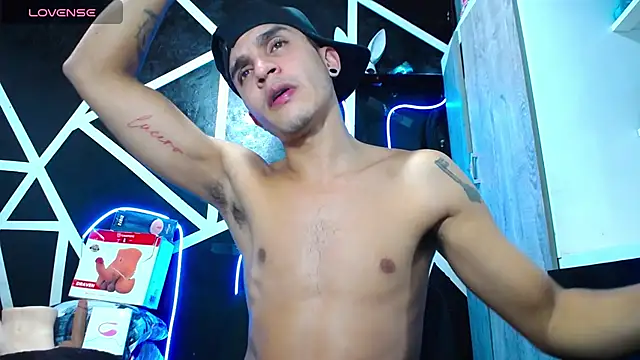 Snapshot of Angel_latinboy chatting on February 19, 12:46 am Angel latinboy online show from February 19, 12:46 am