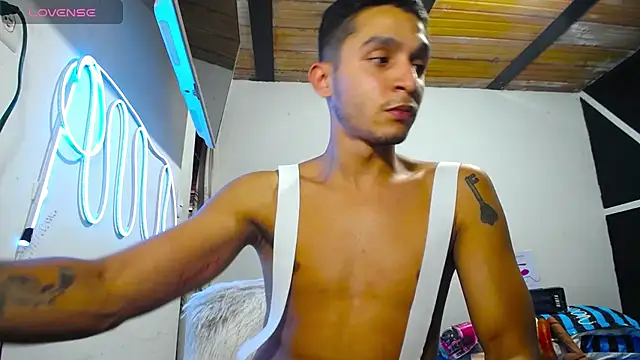 Snapshot of Angel_latinboy chatting on March 10, 9:07 pm Angel latinboy online show from March 10, 9:07 pm