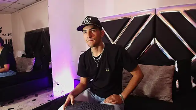 AlekRuizx online show from October 17, 3:32 am