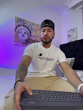 Thiago Hill online show from April 4, 5:15 am