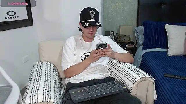 Snapshot of steve_hornyboy chatting on October 18, 12:59 am steve hornyboy online show from October 18, 12:59 am