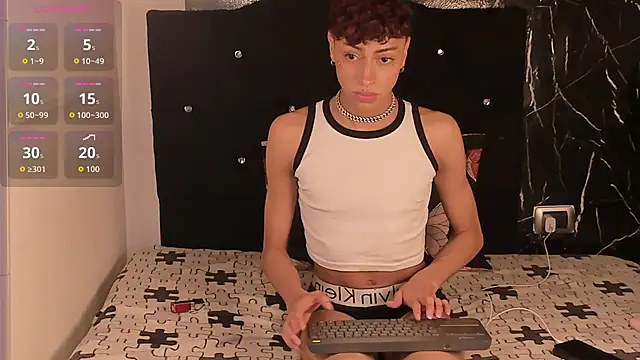 Snapshot of owen_sexy25 chatting on October 16, 8:06 pm owen sexy25 online show from October 16, 8:06 pm