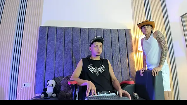 Snapshot of DustinandJordan chatting on October 3, 4:50 am DustinandJordan online show from October 3, 4:50 am