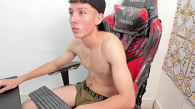 Snapshot of LittleDanny_ chatting on October 14, 5:31 pm LittleDanny online show from October 14, 5:31 pm